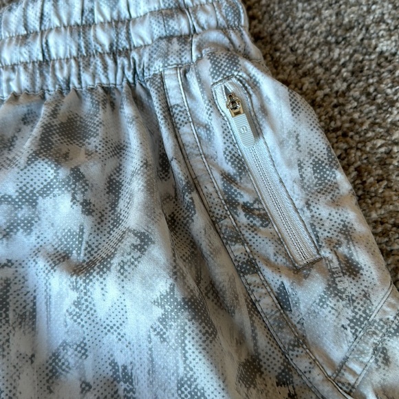Lululemon Tracker Short V *4" • City Breeze Alpine White Multi - Picture 2 of 5